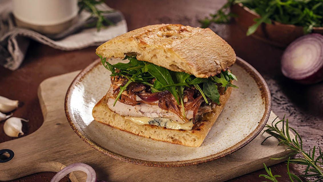 Ciabatta s vepřovou pečení, gorgonzolou a bylinkovým máslem