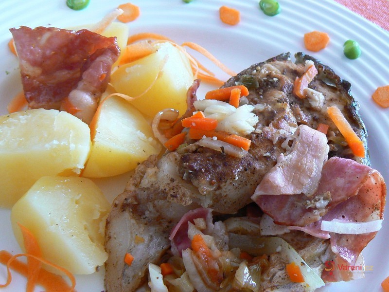 Amur se slaninou (Grass Carp with Bacon)