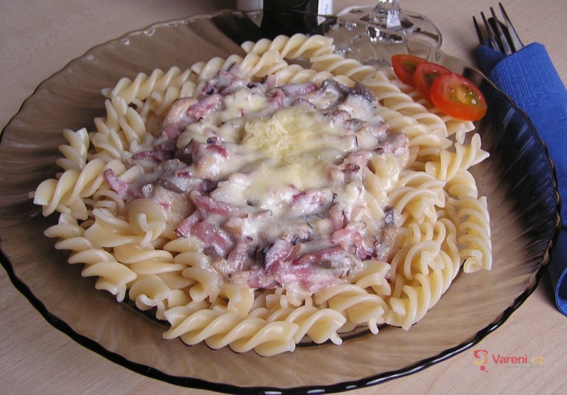 Fusilli with Bacon and Mushrooms in Cream Sauce