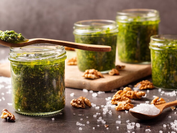 Domácí pesto z medvědího česneku a vlašských ořechů