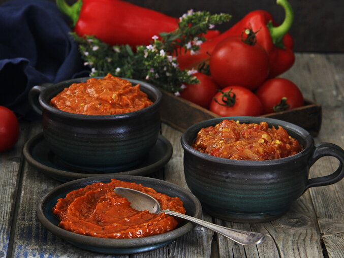 Ljutenice a ajvar – domácí pomazánky z pečených paprik