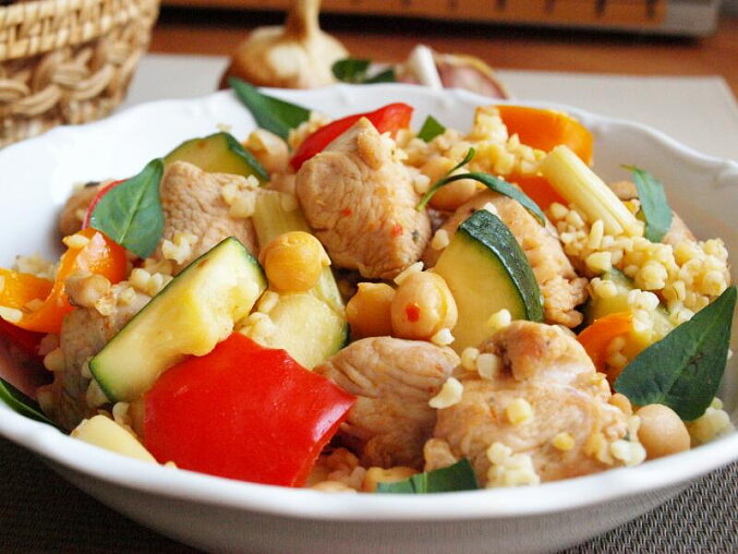 Turkey Cubes with Bulgur and Fresh Vegetables