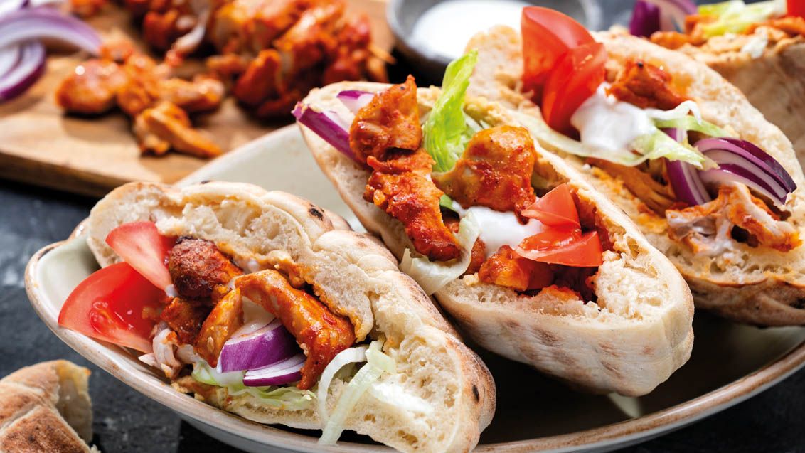 Domácí kuřecí kebab v pita chlebu s hummusem
