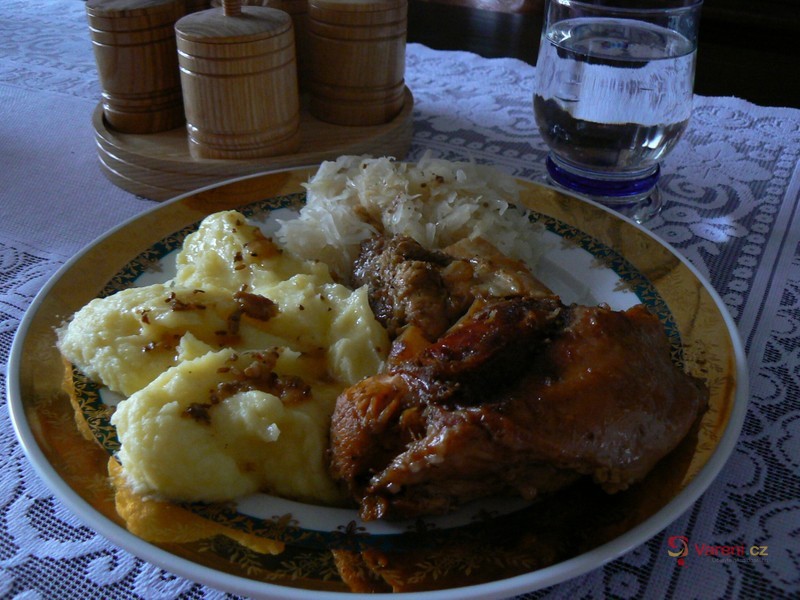 Pečený králík s vepřovým bůčkem