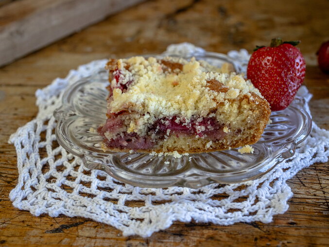 Hrnková bublanina (Czech Fruit Tray Cake with Crumble)