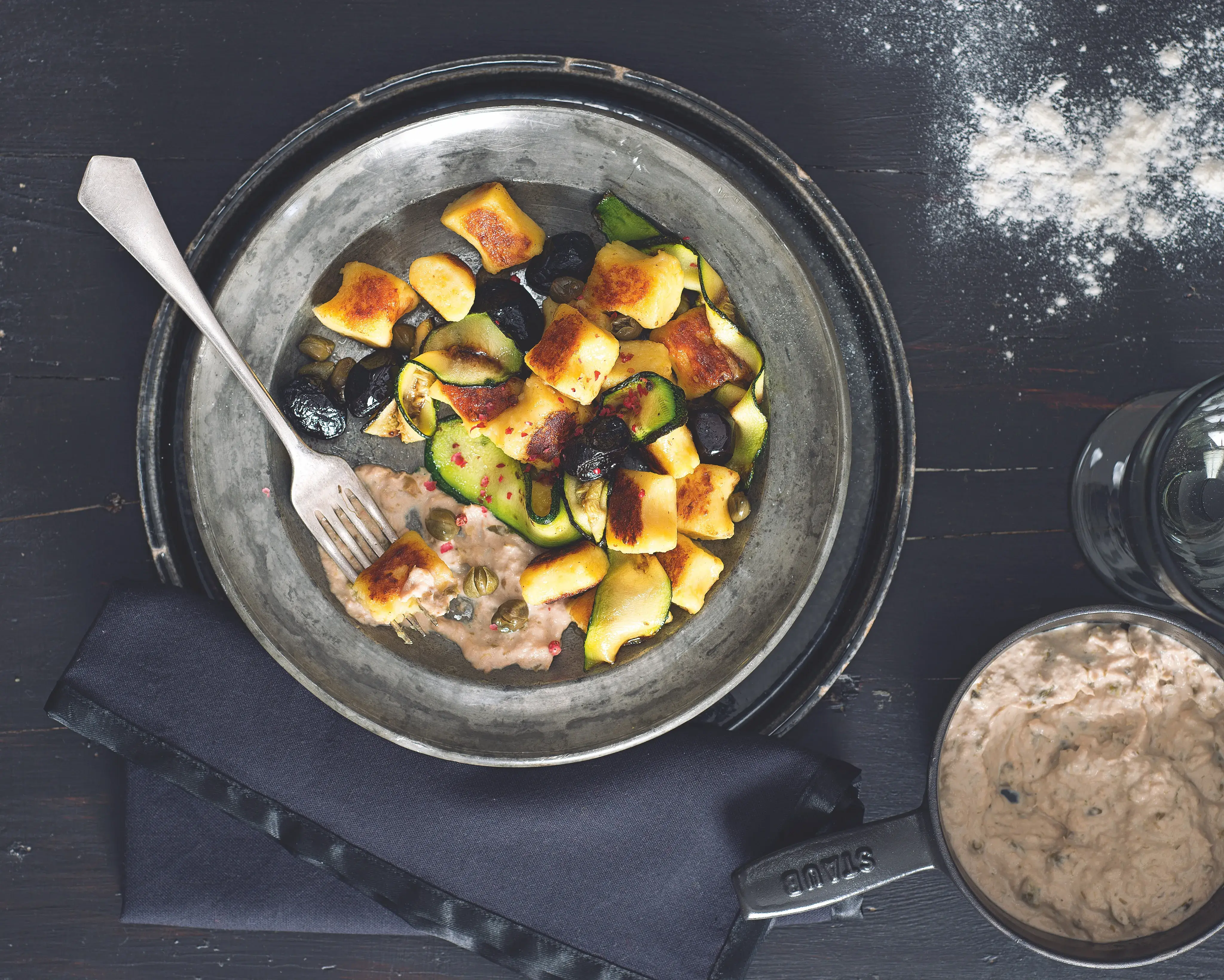 Gnocchi s tuňákovou omáčkou, cuketou a kapary