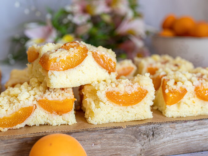 Apricot Cake with Crumble Topping