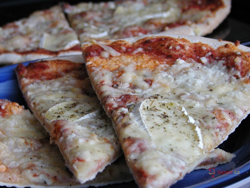 Crispy Cheese Pizza with Herbs and Spices