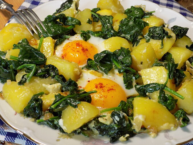 Fresh Spinach with Potatoes and Eggs from One Pan