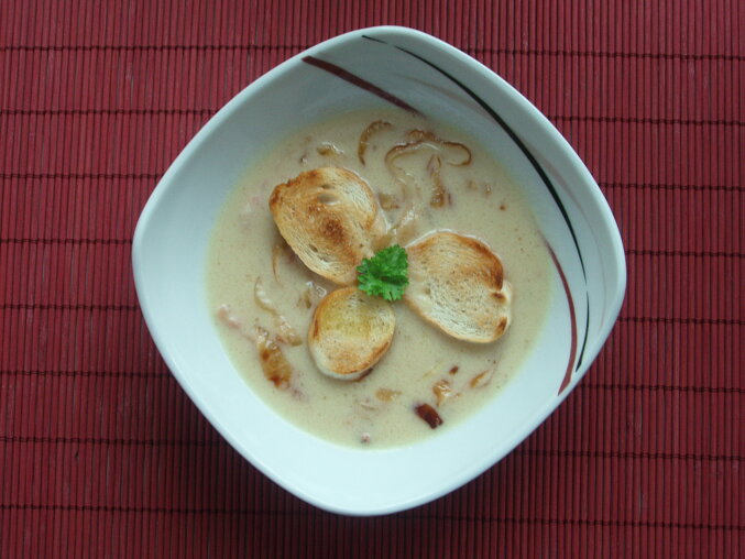 Creamy Onion Soup with Bacon