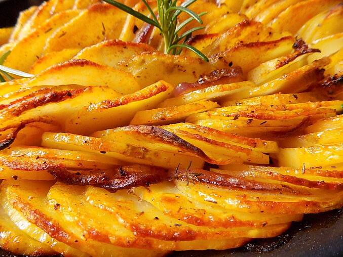 Pečené cibulové brambory se slaninou