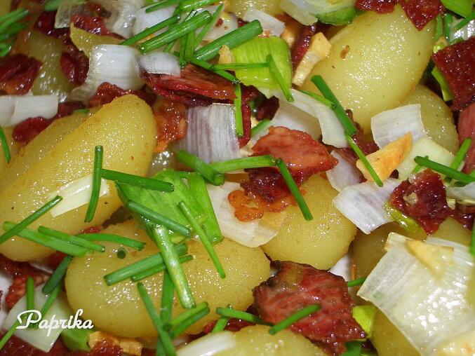 Opečené gnocchi s česnekem, slaninou, pórkem a pažitkou