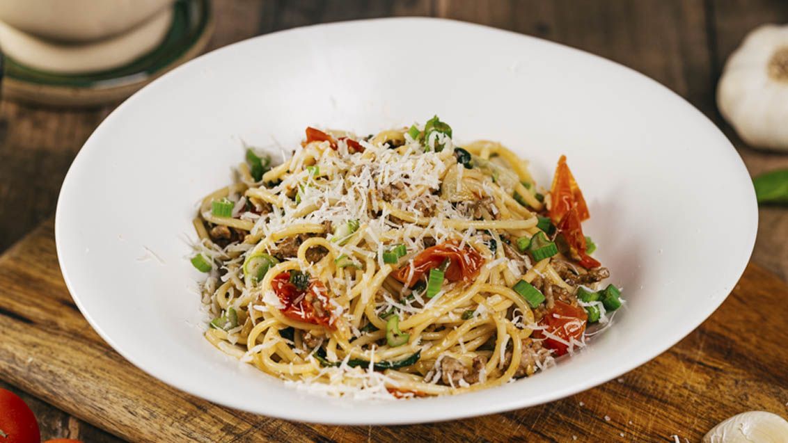 Quick Spaghetti with Minced Meat, Baby Spinach and Cherry Tomatoes