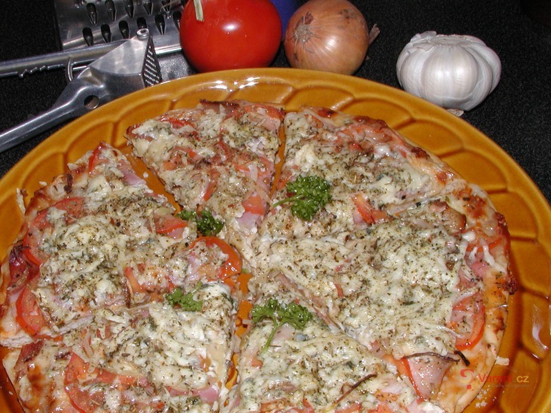 Pizza se slaninou a sýrem Niva