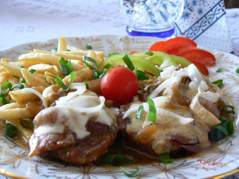 Vepřové kotlety se slaninou pod hermelínem