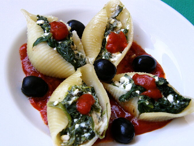 Pasta Shells Stuffed with Cottage Cheese and Spinach