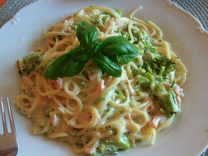 Pasta with Broccoli and Cheese Sauce