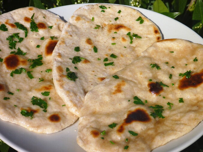 Domácí indické placky naan z pánve (bez droždí)