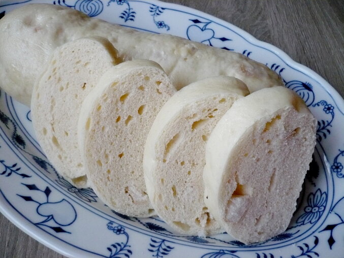 Nadýchaný domácí houskový knedlík (Czech Bread Dumplings)