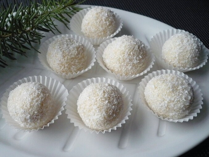 Easy Raffaelo Coconut Balls