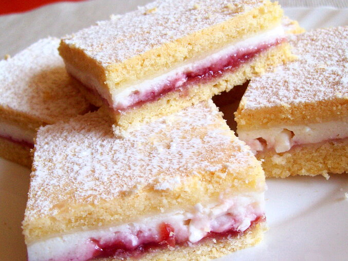 Linzer-style Quark Cake with Tangy Jam