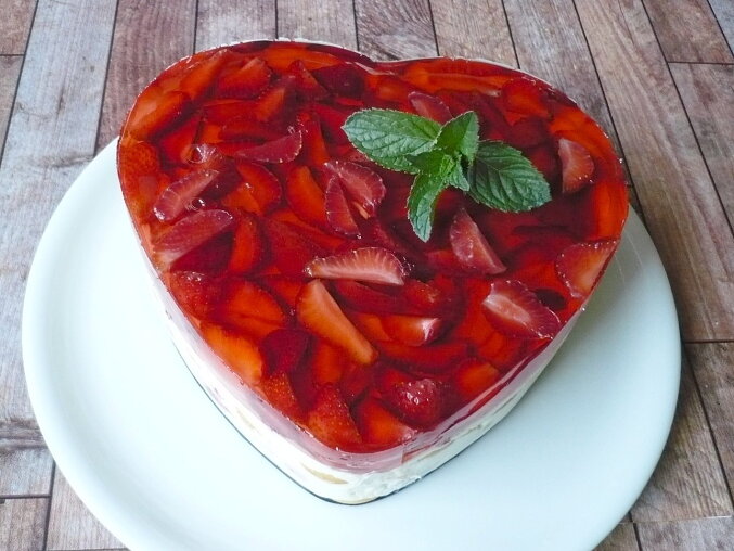 No-Bake Quark and Pudding Cake with Strawberries and Jelly