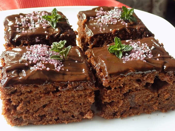 Jablkový perník (Czech Apple Gingerbread Cake)