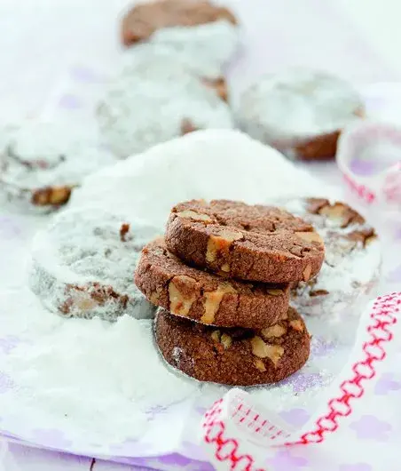 Masarykovo cukroví (Masaryk's Christmas Walnut Cookies)