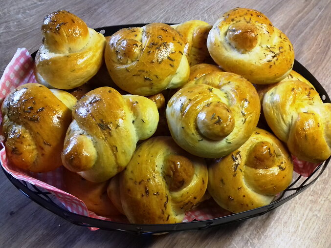 Garlic and Thyme Knots